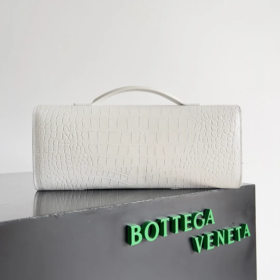 Batch 1420 Bottega Veneta Fall in love with Andiamo at first sight, new design, natural Nile rare leather crocodile pattern complex handbag, a model handbag for women, no need for color cover, no emotional camouflage, immersive depth and excitement, the classic element KNOT knot is inspired, modernist aesthetics and jewelry field craftsmanship reinterpret the knot element, bringing a clutch full of modern texture and elegant and quiet lady spirit. Style number: 741511 Size: 31*13*3cm